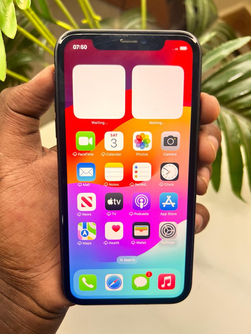 IPhone XR 128GB selling