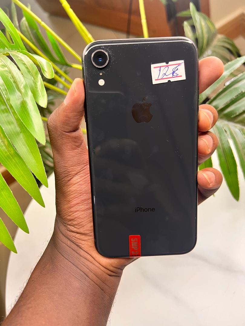 IPhone XR 64 GB on sale Black (Case Included)